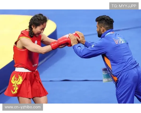 成都世运会赛场涌现温情瞬间，运动员拥抱致意跨越国界