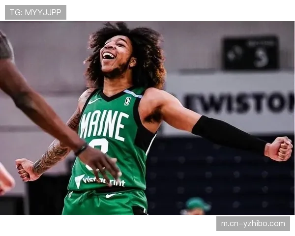 决定性的一摔:镜头定格美国选手戴维森晋级NCAA决赛的瞬间。